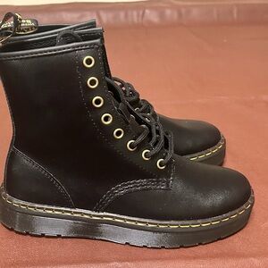 New Dr Martins Unisex Black Leather Combat Boots Yellow Stitch Womens 7 Mens 6